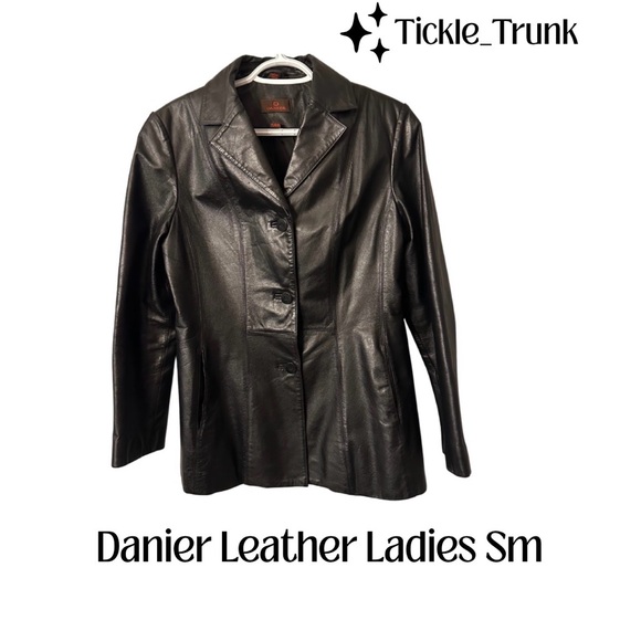 Danier Jackets & Blazers - Danier Leather Jacket Ladies Small
